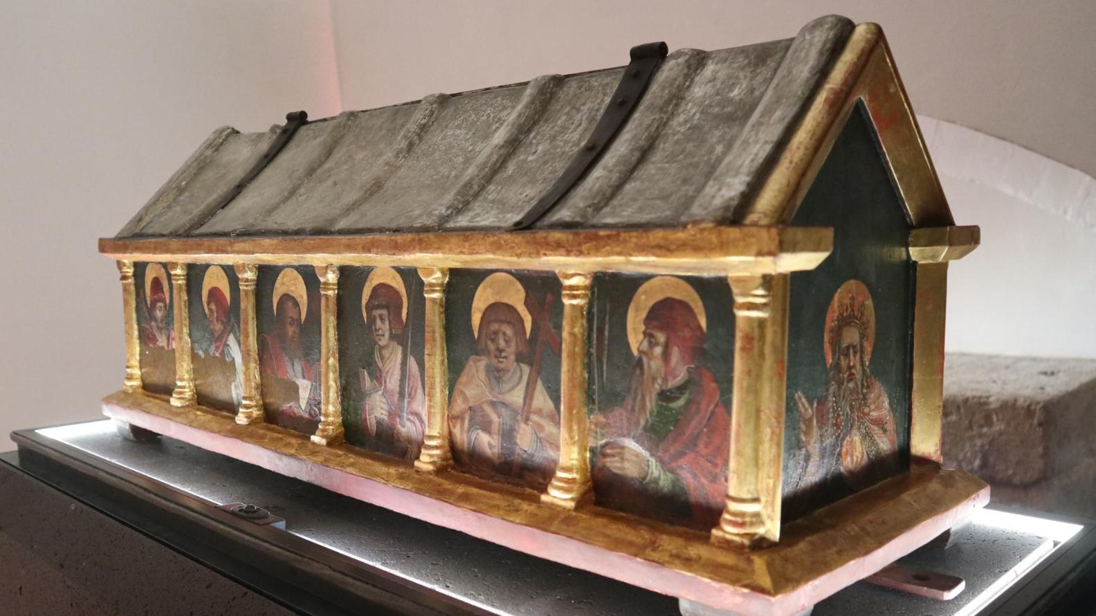 Der gotische Reliquienschrein wurde restauriert und nun in der modernen Matthiaskapelle im Andernacher Mariendom aufgestellt.